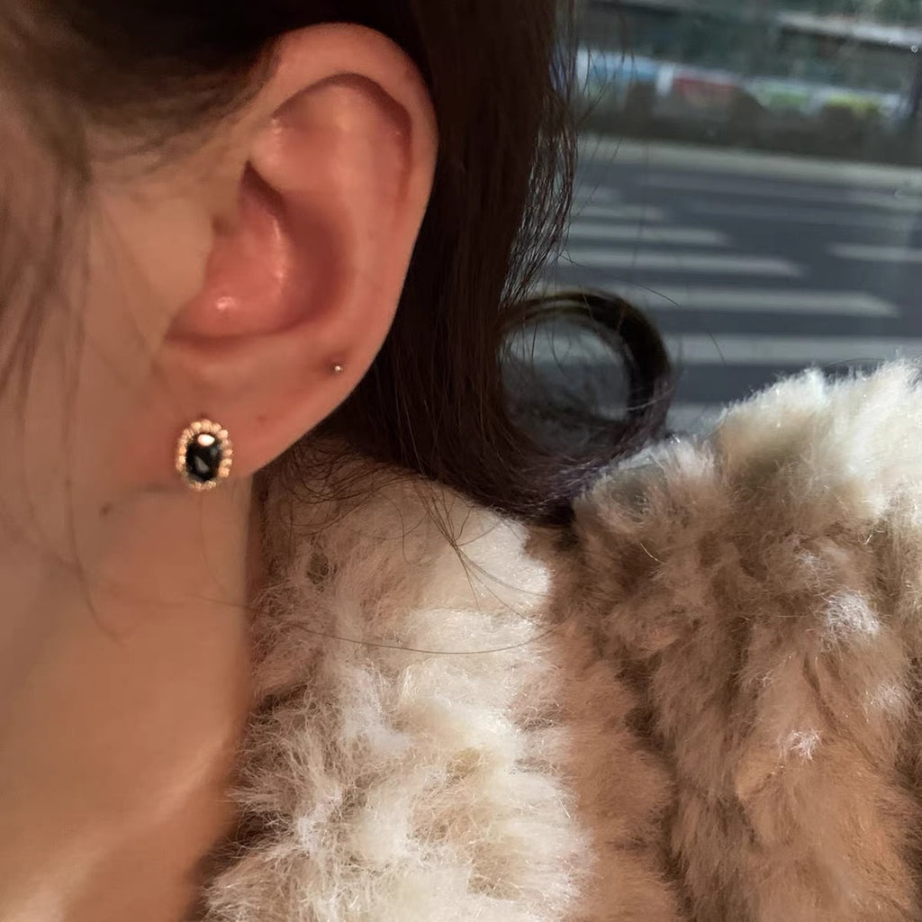 Damen Ohrstecker mit eleganten, ovalen Onyx-Details und korrespondierenden Zirkonia Akzenten Shop Nory