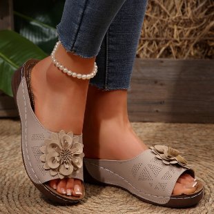 Damen Offene Zehen-Pantoletten mit Blumenapplikation, perforiertem Obermaterial und ergonomischer Keilsohle Shop Nory