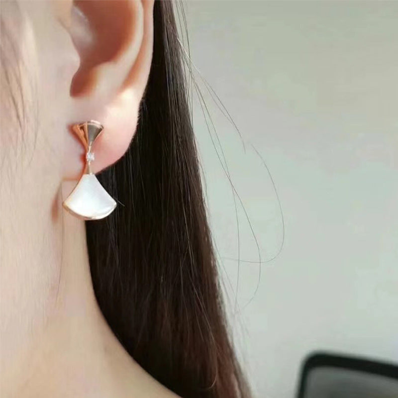 Damen Ohrringe mit kunstvollem Fächerdesign aus hochwertigem Material Shop Nory