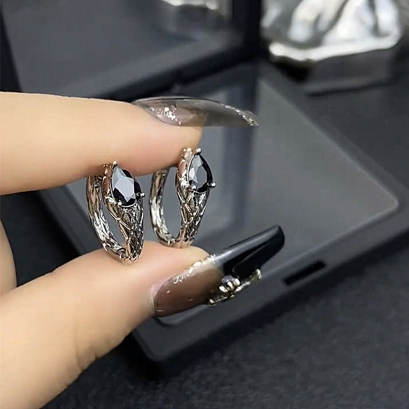 Damen Ohrringe mit geflochtenem Design und edlem schwarzen Stein Shop Nory