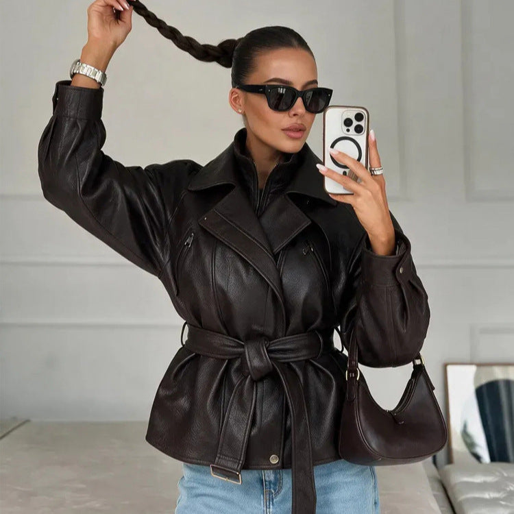 Damen Taillierte Lederimitat-Bikerjacke mit Bindegürtel und überschnittener Schulter Shop Nory