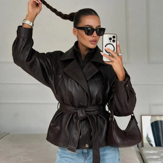 Damen Taillierte Lederimitat-Bikerjacke mit Bindegürtel und überschnittener Schulter Shop Nory