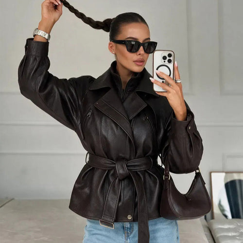 Damen Taillierte Lederimitat-Bikerjacke mit Bindegürtel und überschnittener Schulter Shop Nory