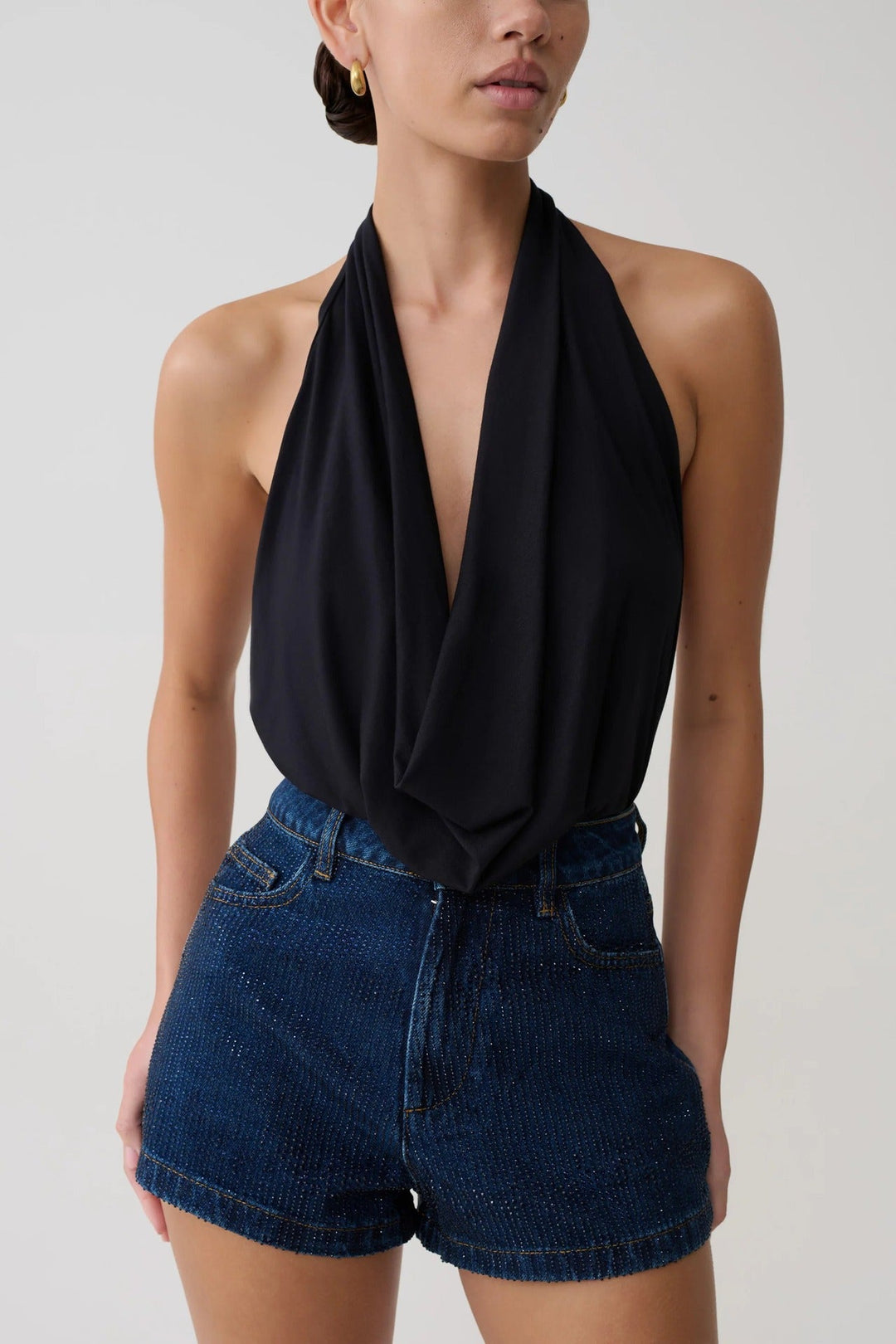 Damen Elegantes Halterneck-Top mit fließendem Stoff und tiefem Ausschnitt