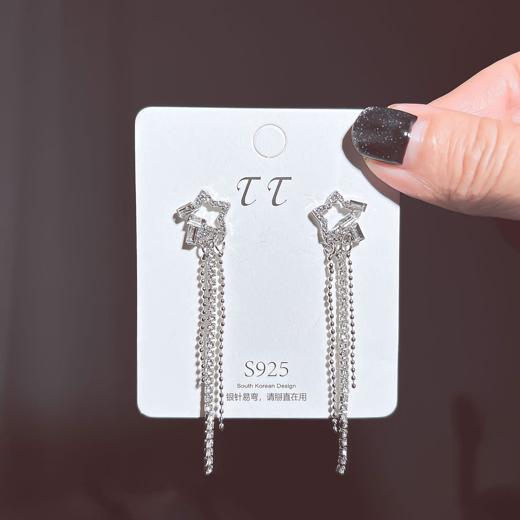 Damen Ohrringe mit funkelnden Kristallketten und stylishen Details Shop Nory