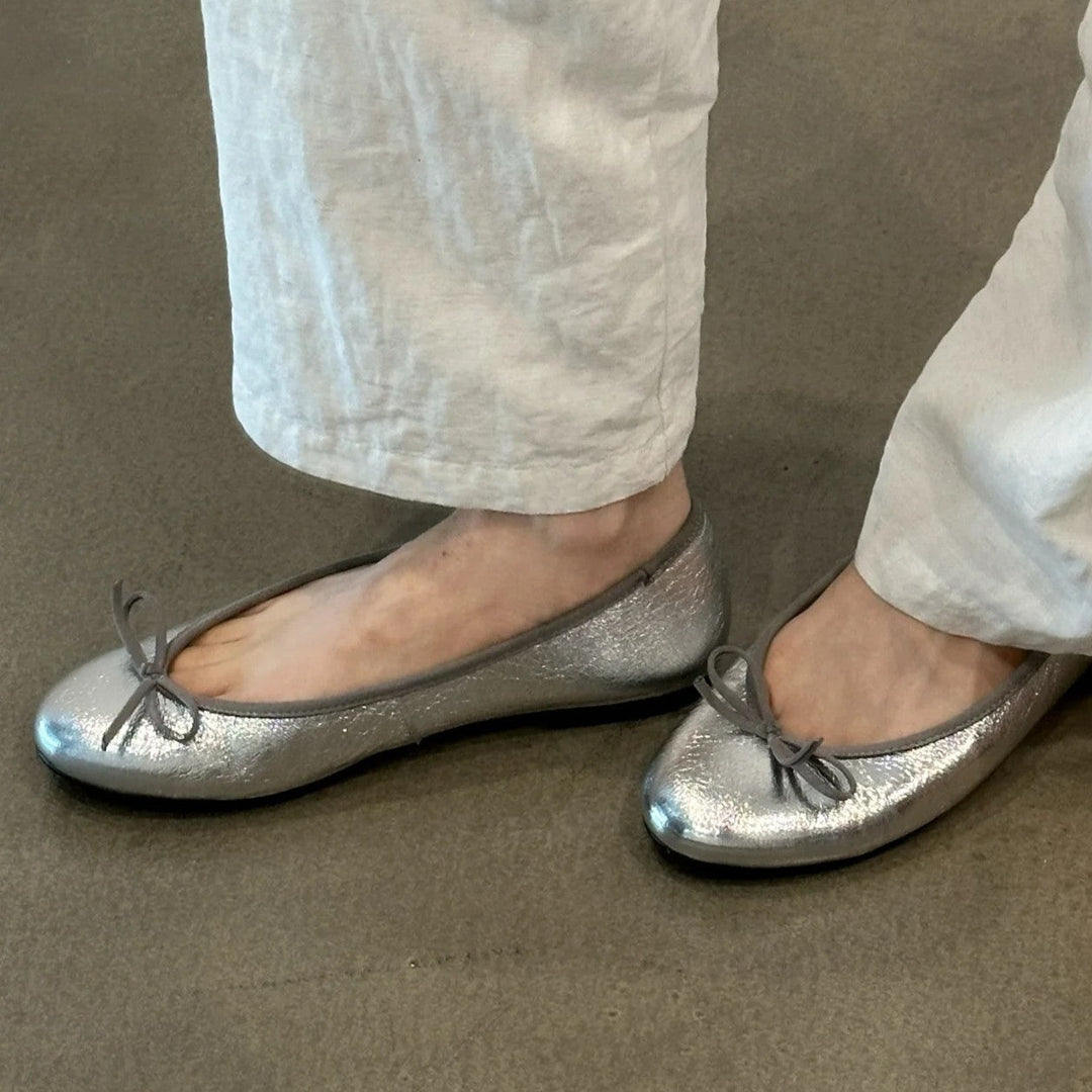 Damen Ballerina-Schuhe mit glänzender Oberfläche und verspieltem Schleifenakzent