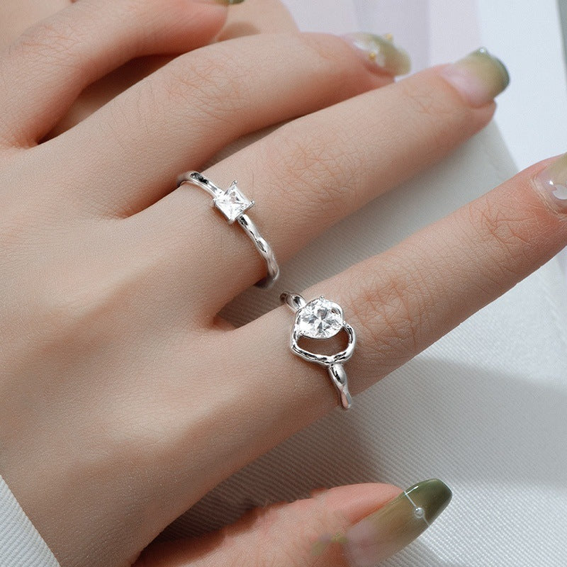 Damenring mit elegantem, geschwungenem Design und funkelndem Stein Shop Nory