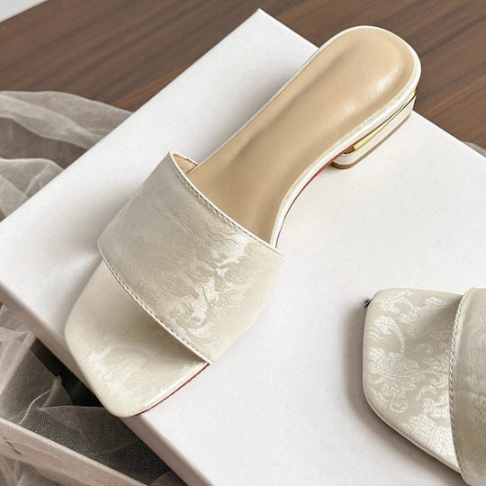 Damen Bestickte Brokat‑Mules mit quadratischer Zehenpartie und niedrigem geformtem Blockabsatz Shop Nory