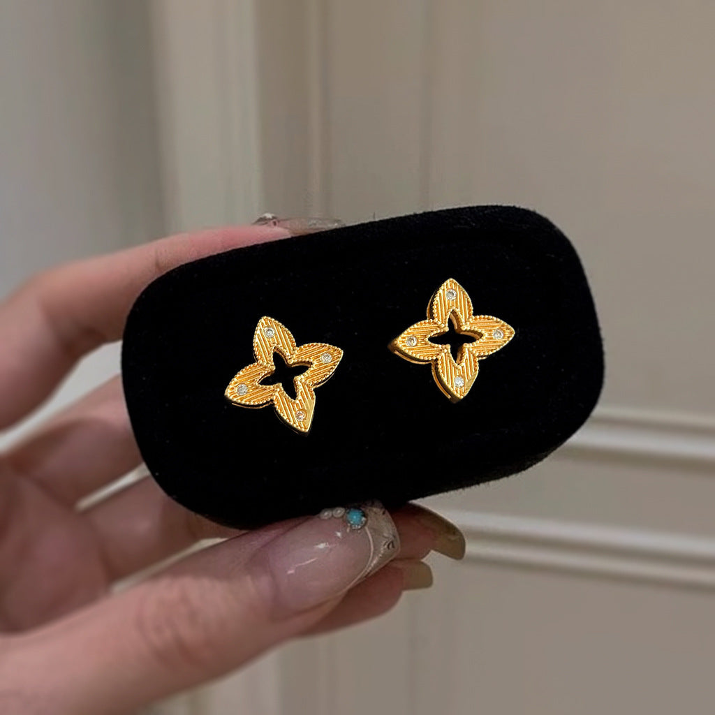 Damen Halskette mit filigranem Blütenanhänger und funkelnden Akzenten Shop Nory