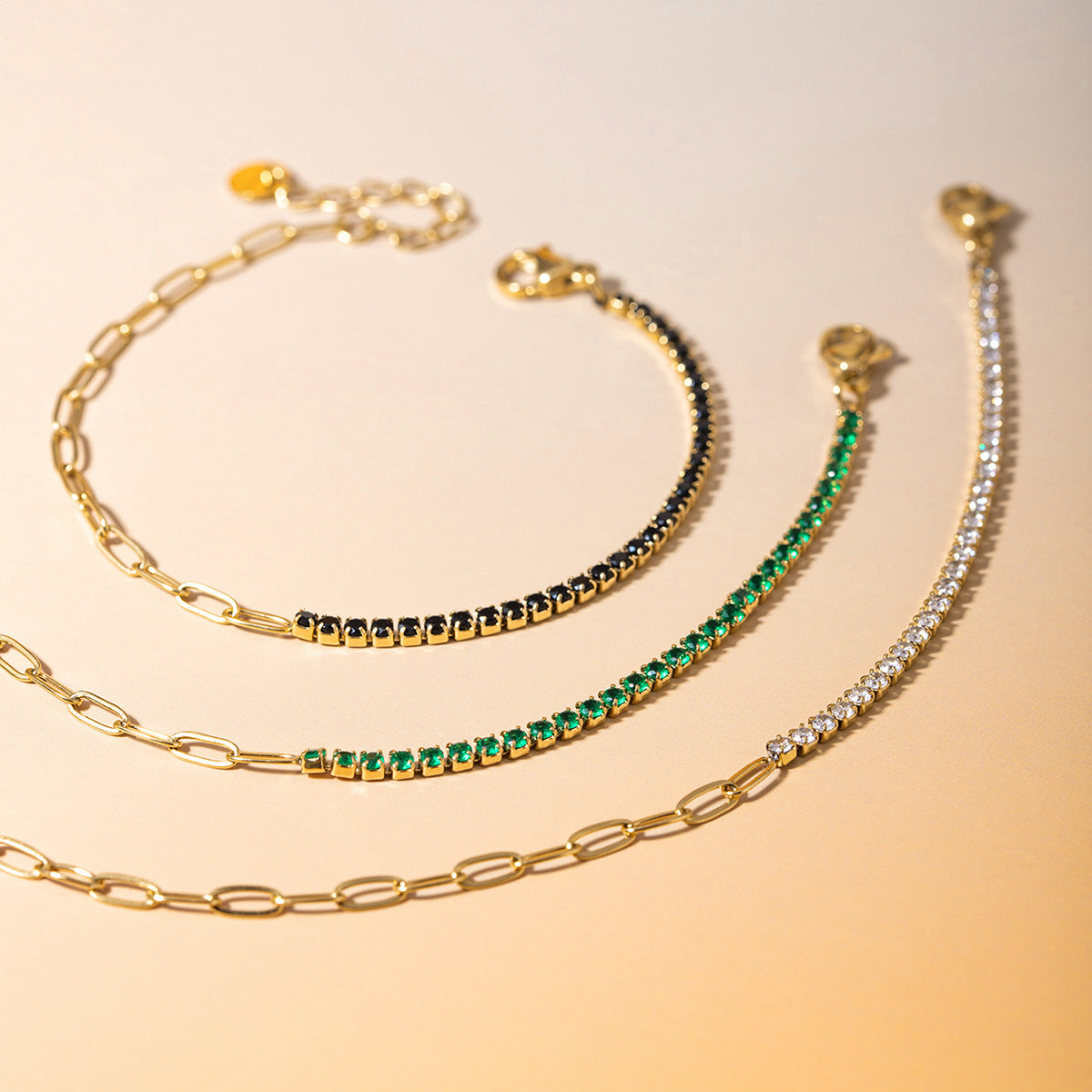 Damen Armband mit funkelnden Kristallakzenten und hypoallergenem Edelstahl Shop Nory