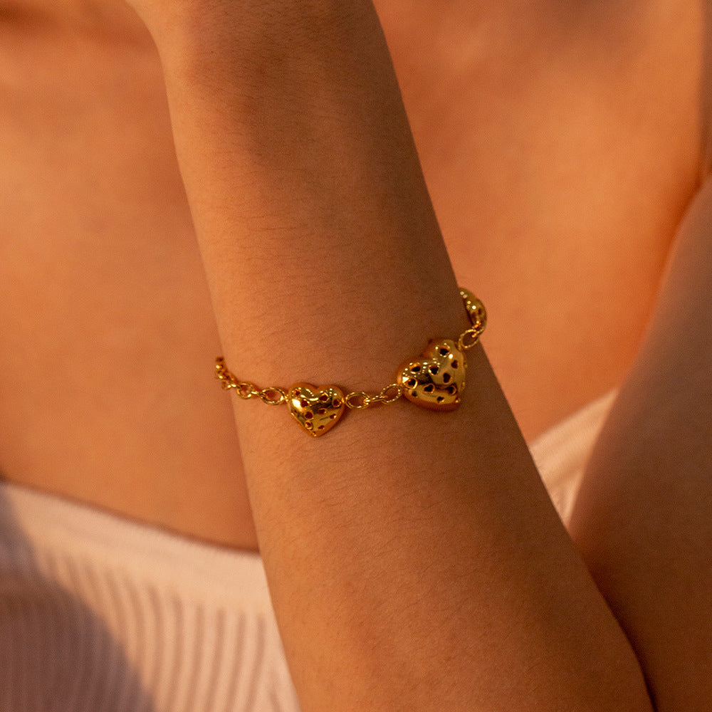 Damen Armkettchen mit herzförmigen Anhängern und elegantem Design Shop Nory