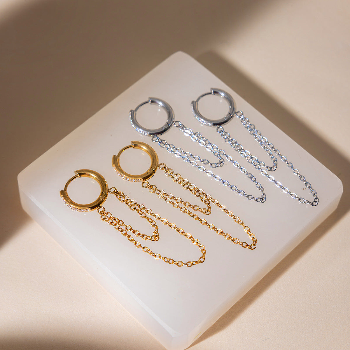 Damen Ohrhänger mit eleganter Kettenverzierung und funkelnden Zirkonia Shop Nory