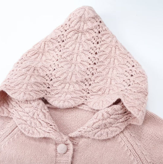 Damen Feinstrick-Cardigan mit Kapuze, Knopfleiste und gehäkelter Borte Shop Nory