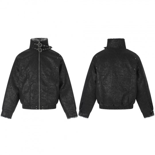Herren Kurze Biker-inspirierte Kunstleder-Bomberjacke mit Nieten, doppeltem Schnallenkragen und Teddyfutter Shop Nory