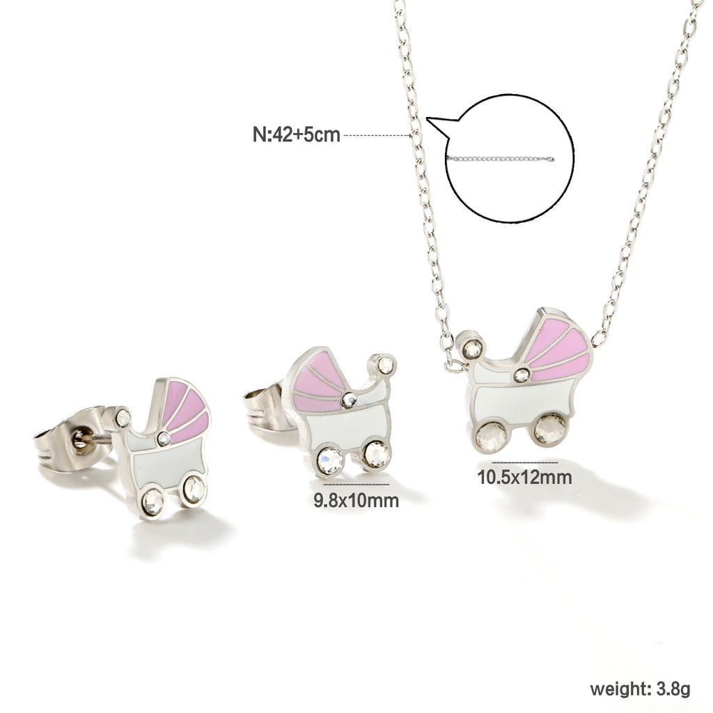 Damen Schmuckset mit modischem Kinderwagen-Anhänger und passenden Ohrsteckern Shop Nory