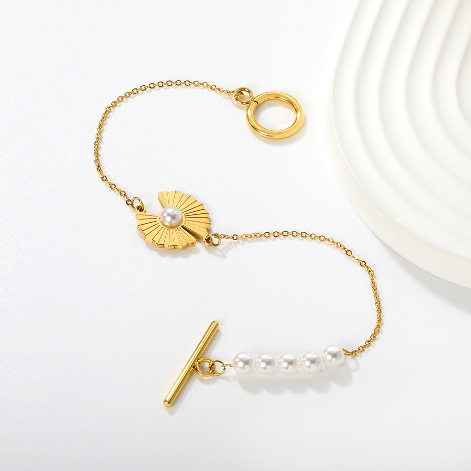 Damen Perlenarmband mit kunstvollem Muschel-Design und elegantem Toggleverschluss Shop Nory