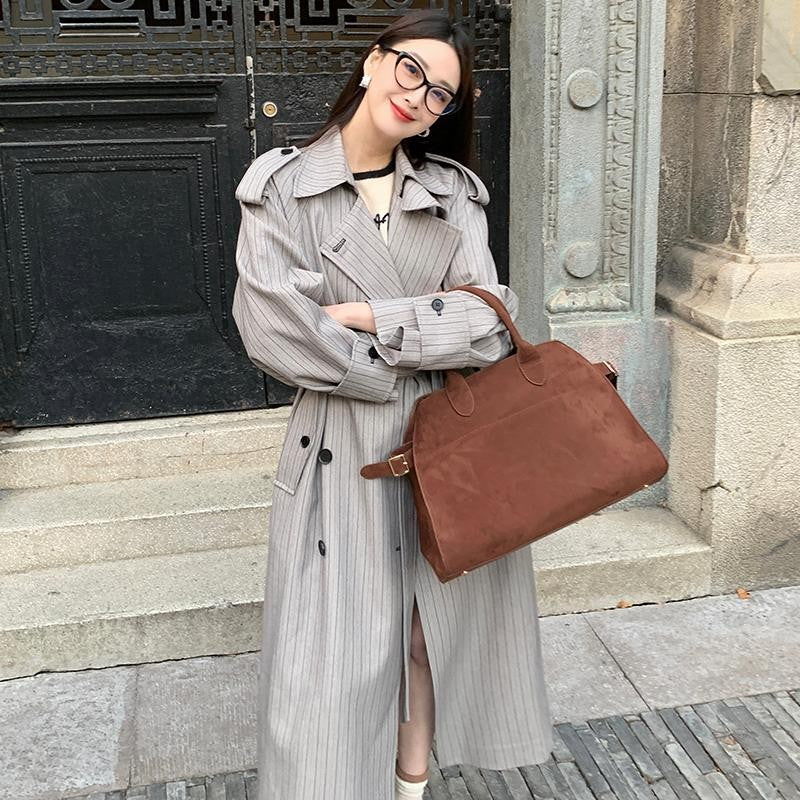 Damen Langer Nadelstreifen-Trenchcoat mit Bindegürtel Schulterpatten und ausgestelltem Saum Shop Nory
