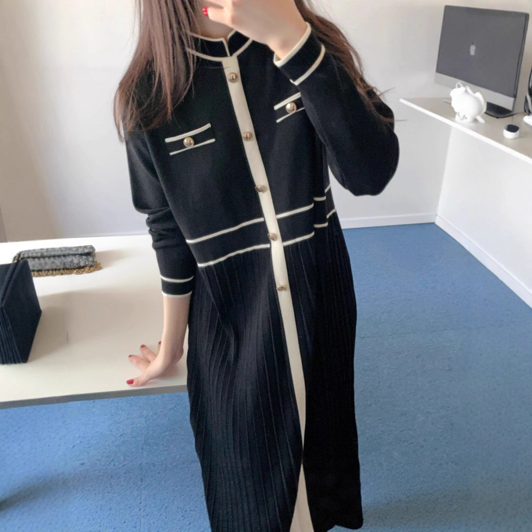 Damen Elegantes Longstrickkleid mit Kontrastpaspel, dekorativer Knopfleiste und plissiertem Rock Shop Nory
