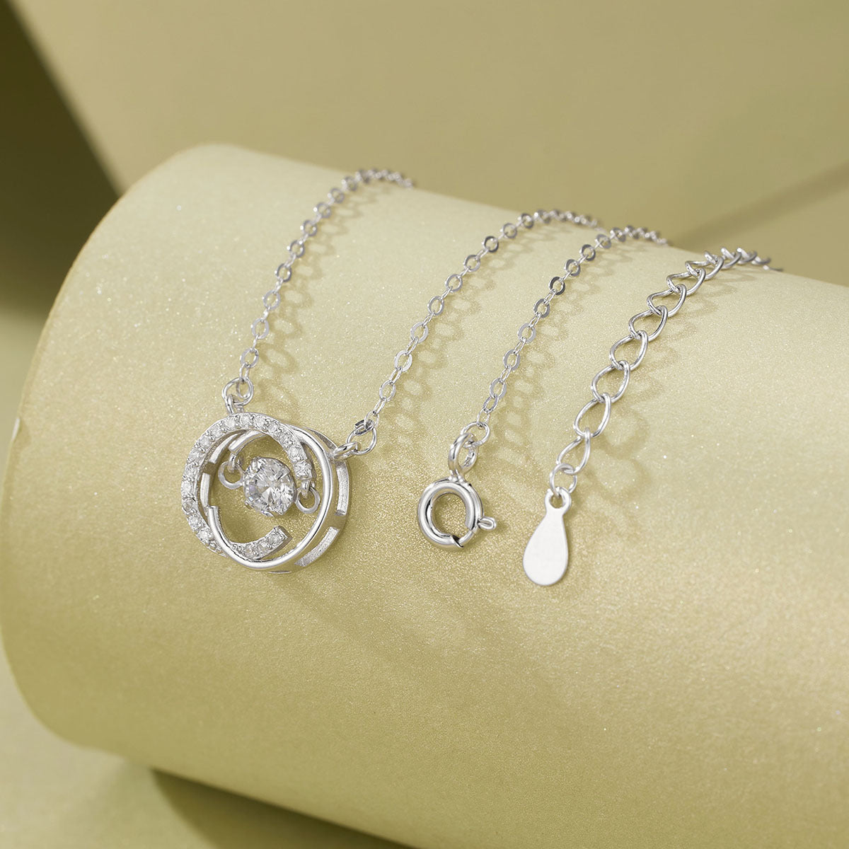 Damen elegante Halskette mit schimmerndem Anhänger und funkelnden Zirkonia Shop Nory