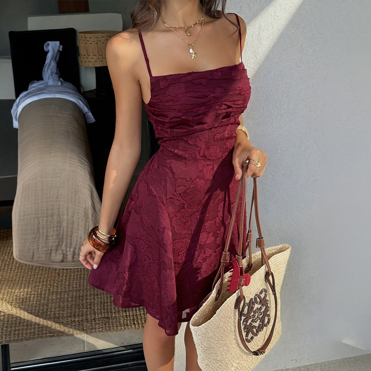 Damen Cocktailkleid mit verführerischem Rückendetail und floralem Schnitt Shopnory