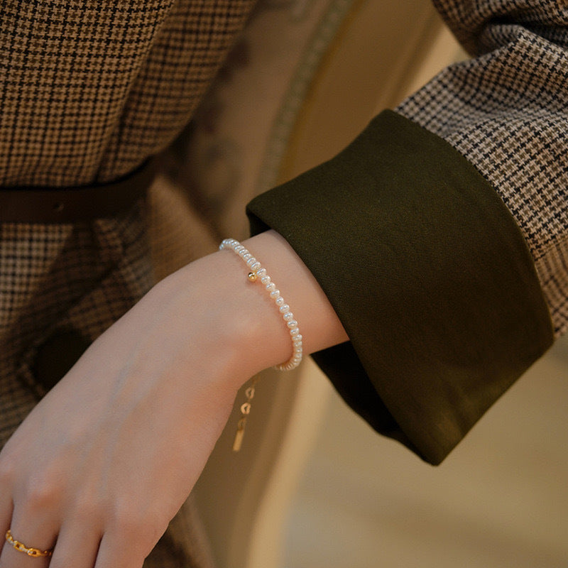 Damen Elegante Süßwasserperlen- und Goldakzentarmband Shop Nory