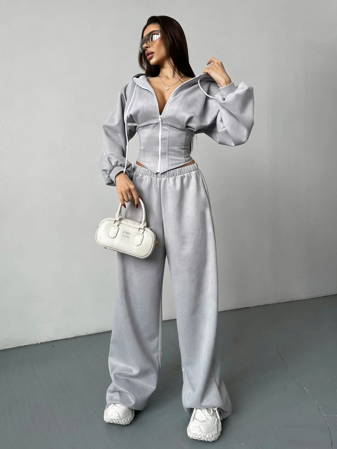 Damen sportliches Set aus cropped Kapuzenjacke und weiten Jogginghosen mit elastischem Bund Shopnory