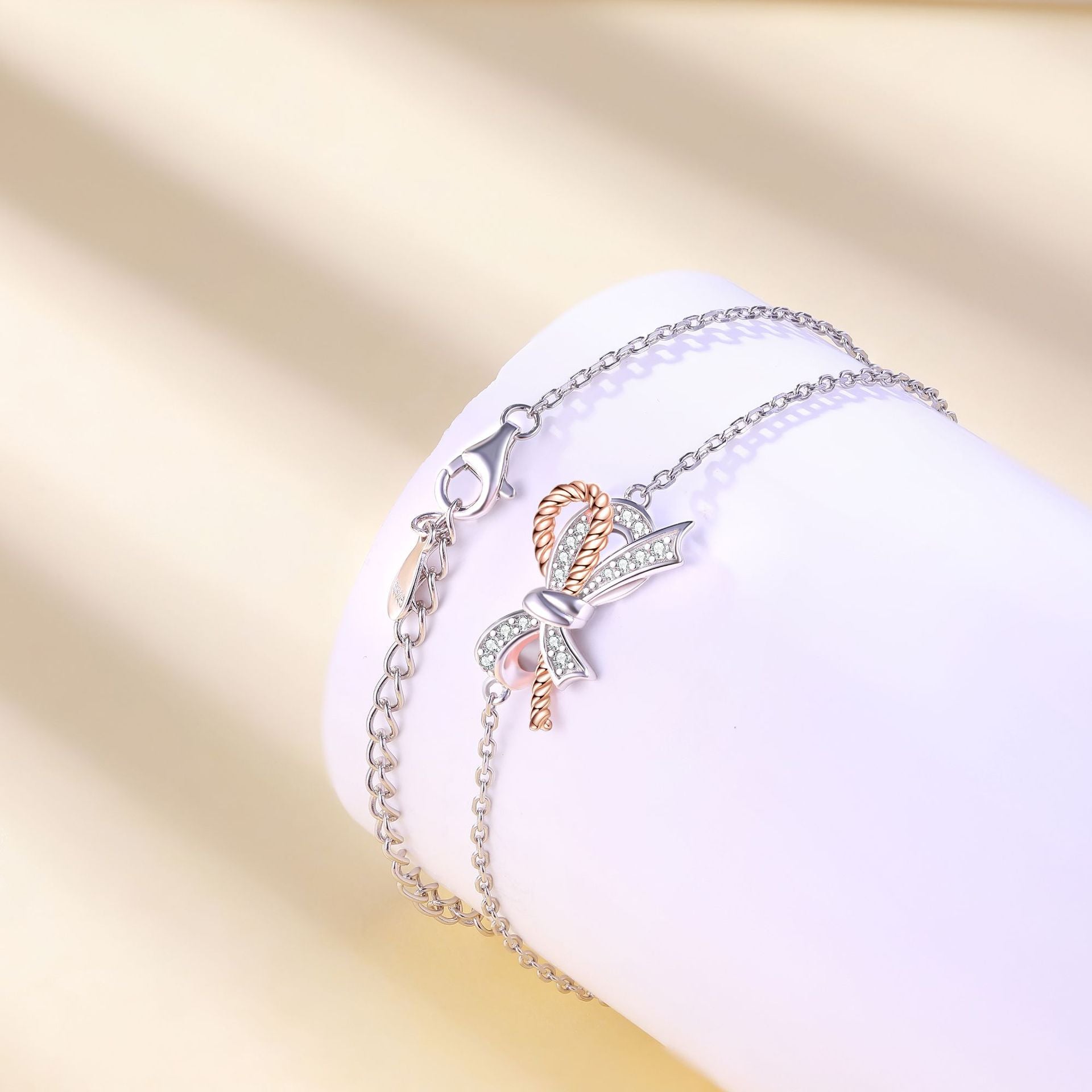 Damenarmband mit kunstvollem Schleifenmotiv und funkelnden Zirkonia Shop Nory