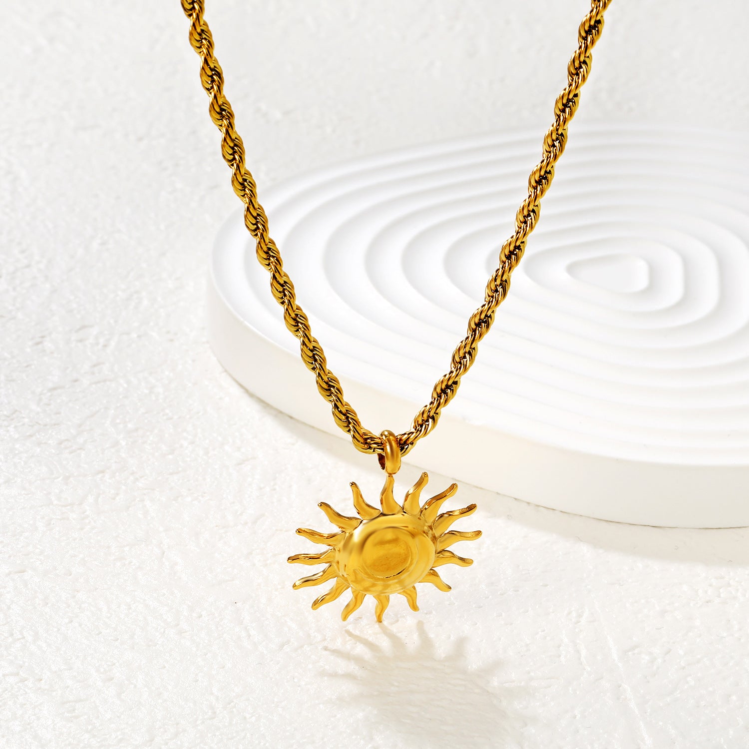 Damen Halskette mit kunstvollem Sonnenanhänger aus hochwertigem Edelstahl und verstellbarem Kettendesign Shop Nory