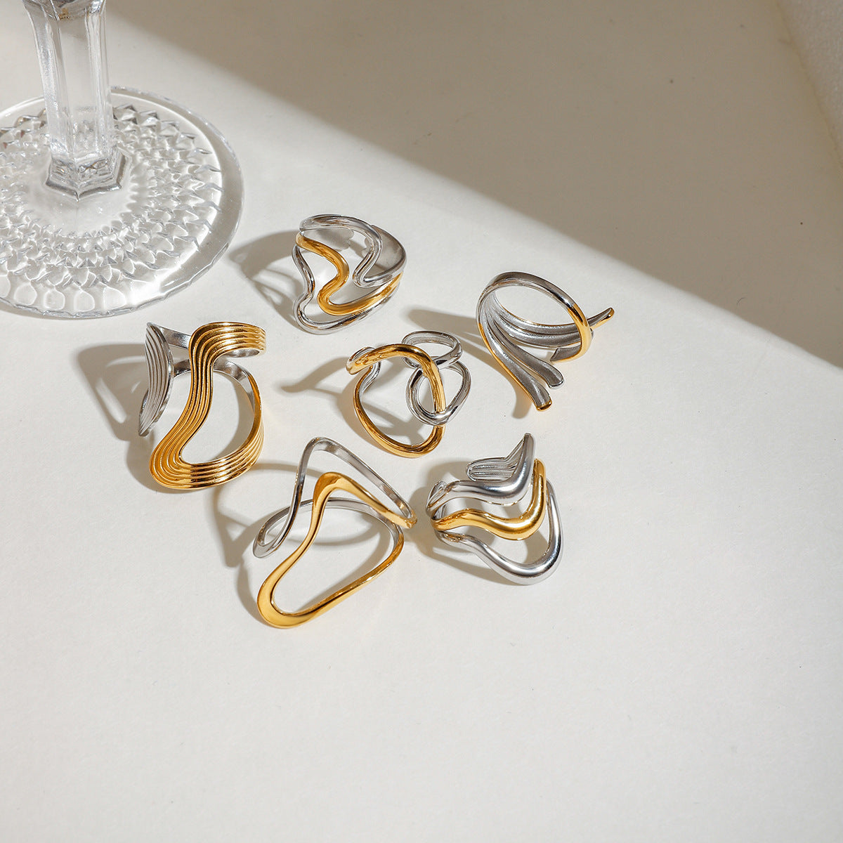 Damen Offenes Armband mit elegantem geschwungenem Design aus hypoallergenem Edelstahl Shop Nory