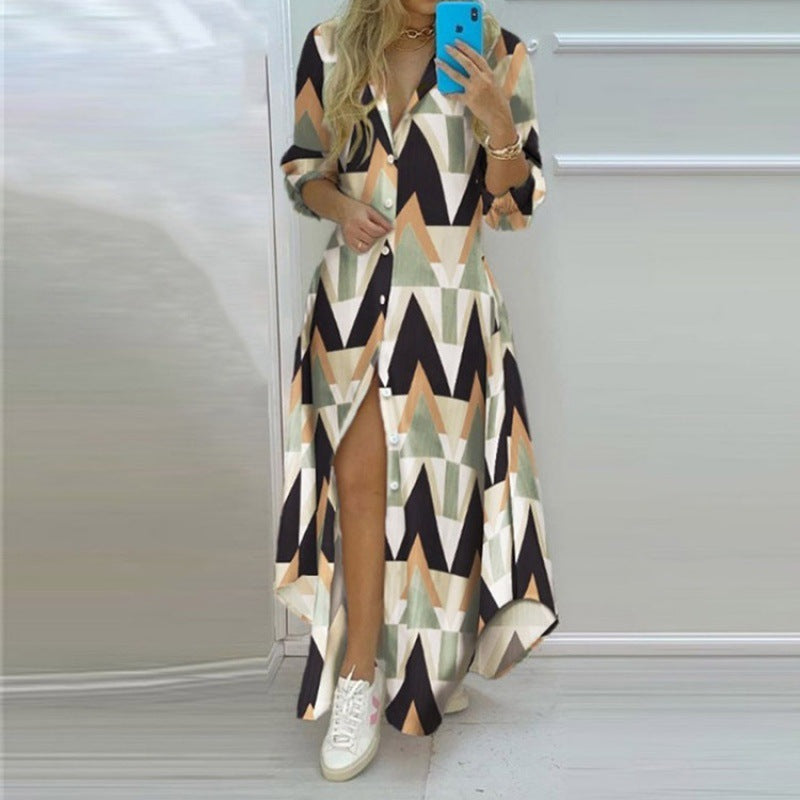 Damen Maxikleid mit Aufdruck im Zeitungslayout und seitlichem Schlitz