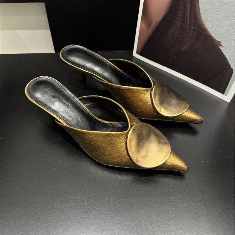 Damen spitz zulaufende Mule mit niedrigem Kitten‑Heel und dekorativer Metallplakette Shop Nory