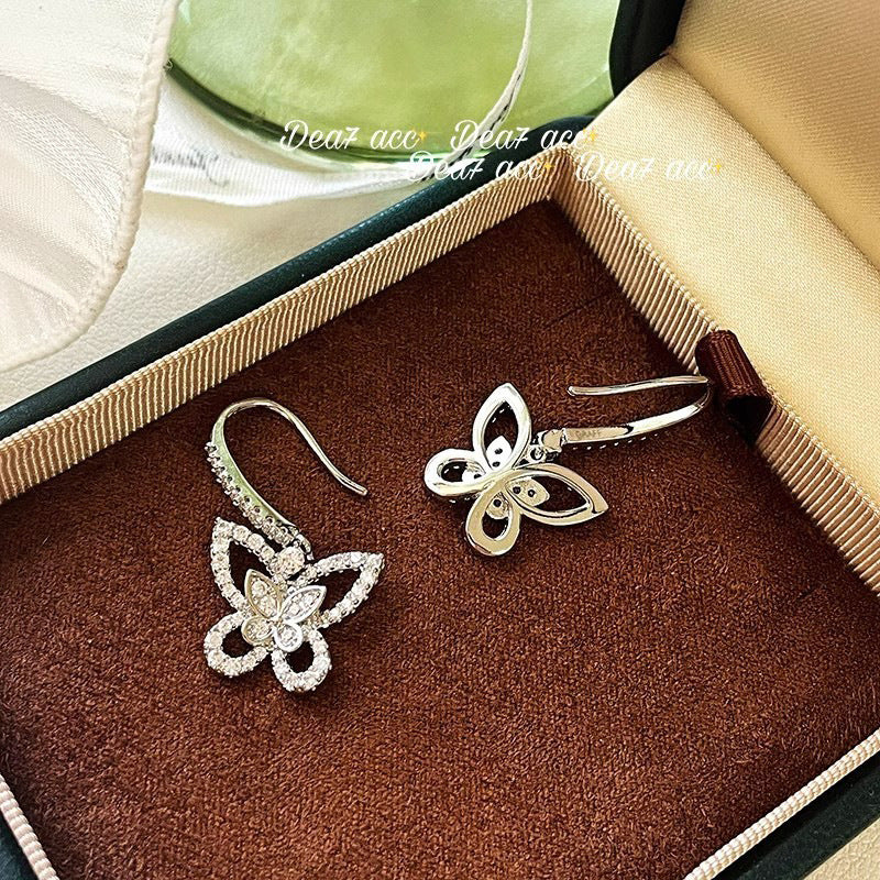 Damen Ohrringe mit filigranem Schmetterlingsdesign und funkelnden Akzenten Shop Nory