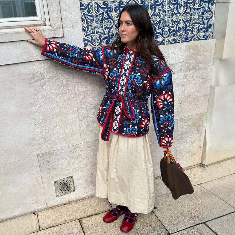 Damen Taillierte gestepptte Jacquard‑Baumwolljacke mit folklorem Blumenmuster & Bindegürtel Shop Nory