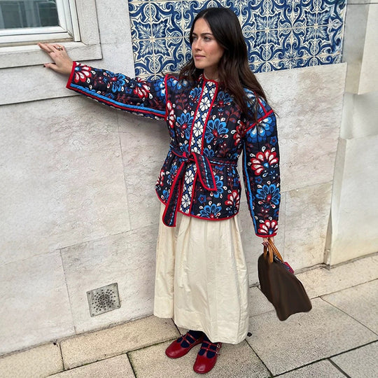 Damen Taillierte gestepptte Jacquard‑Baumwolljacke mit folklorem Blumenmuster & Bindegürtel Shop Nory