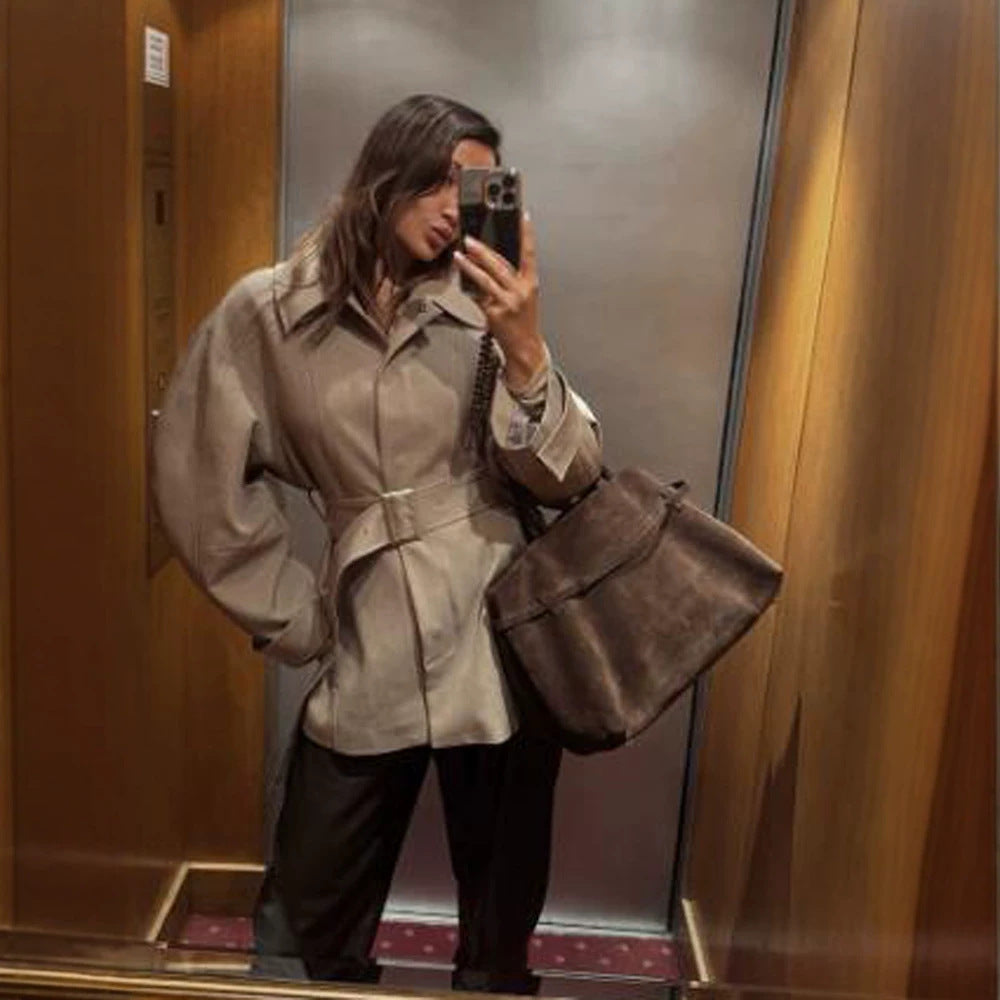 Damen Kurztrench mit Taillengürtel, überschnittener Schulter und voluminösen Ballonärmeln Shop Nory