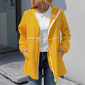 Damen leichte Regenjacke mit praktischer Kapuze und seitlichen Taschen