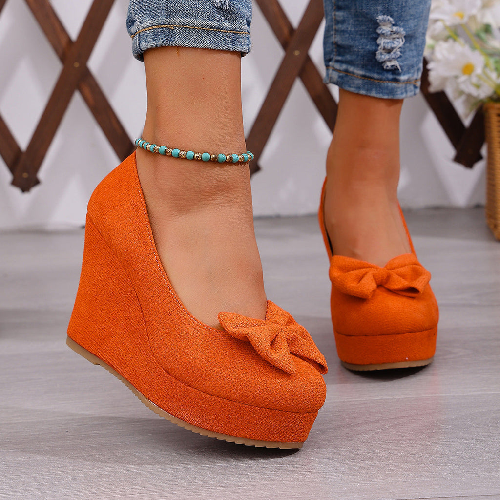 Damen Wedge-Pumps mit zierlichem Riemen und glänzendem Akzent Shopnory
