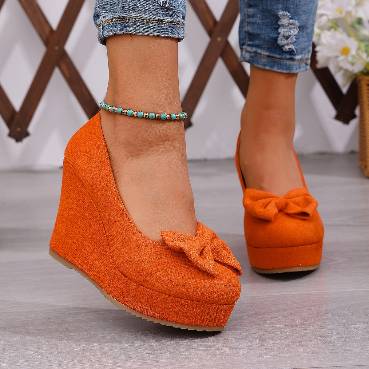 Damen Wedge-Pumps mit zierlichem Riemen und glänzendem Akzent Shopnory