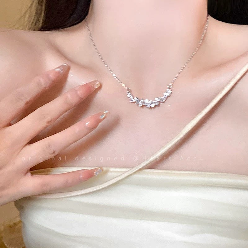 Damen Halskette mit funkelnden Zirkonia in herzlicher Anordnung Shop Nory
