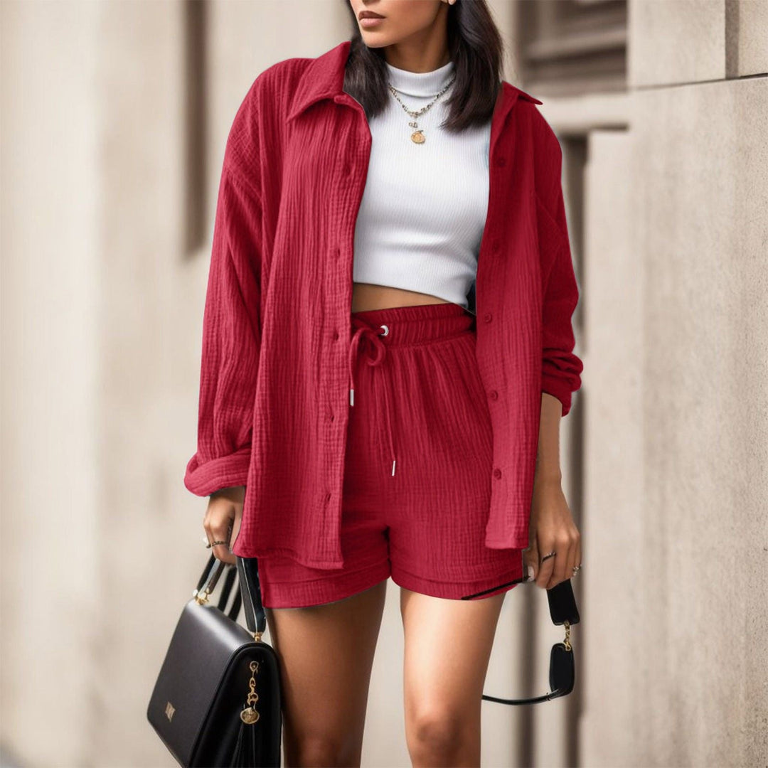 Damen lässiges Sommeroutfit bestehend aus Kurzarmbluse und bequemen Shorts Shopnory
