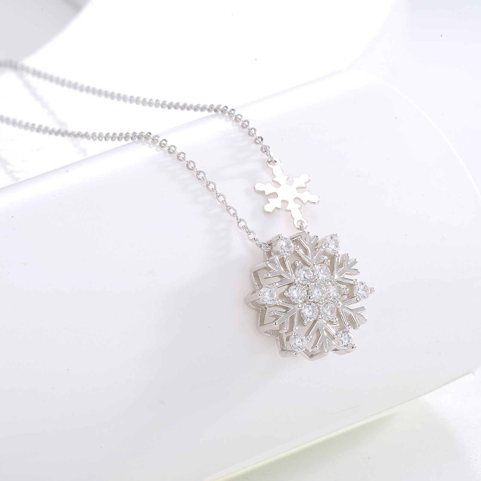 Damen elegante Halskette mit filigranem Schneeflocken-Anhänger und funkelnden Zirkonia Shop Nory