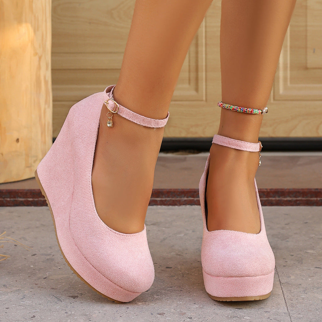 Damen Wedge-Pumps mit zierlichem Riemen und glänzendem Akzent Shopnory