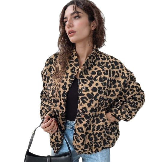 Damen Kurzjacke im Leopardenprint mit Stehkragen, Knopfleiste und elastischem Saum Shop Nory
