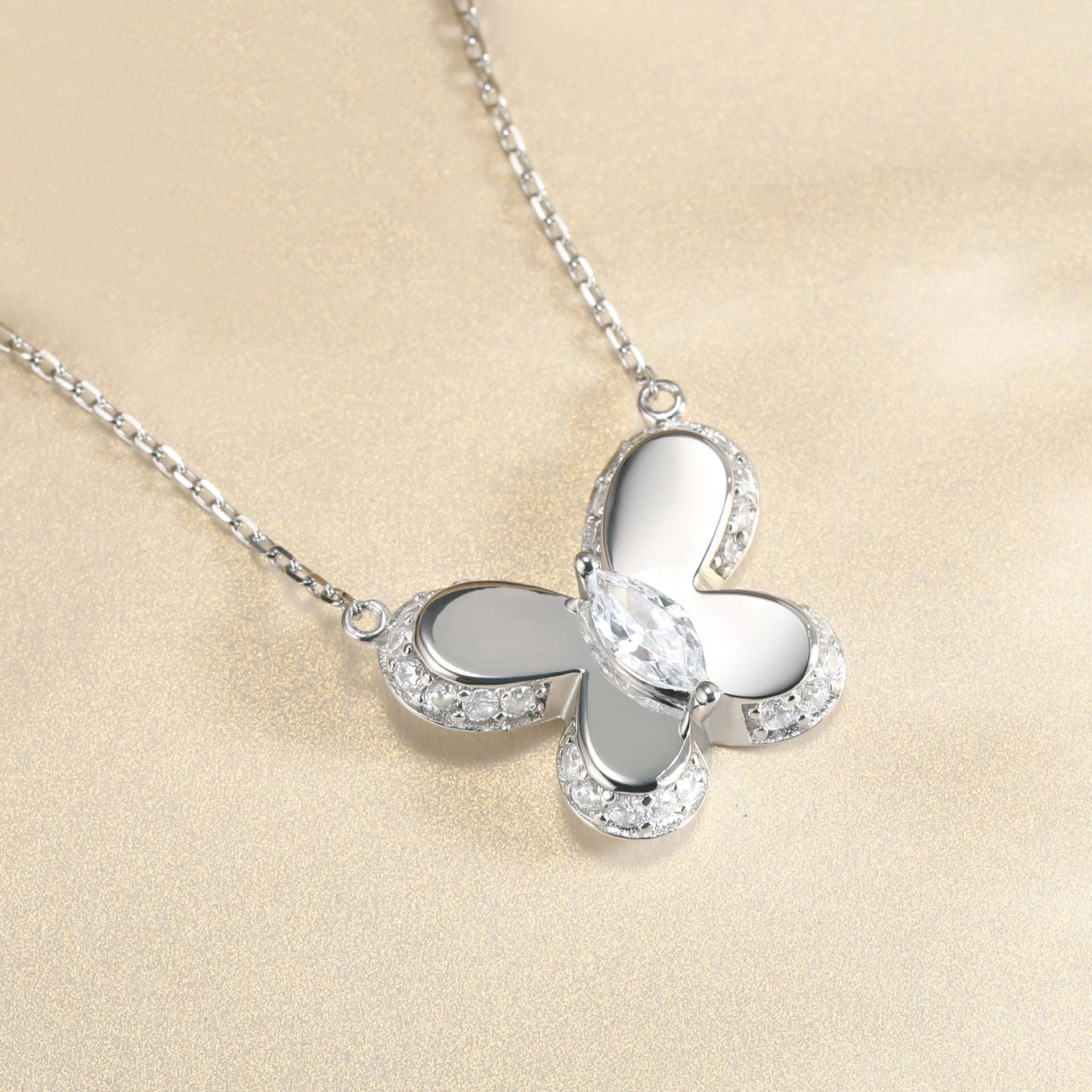 Damen Anhänger-Halskette mit filigranem Schmetterlingsdesign und funkelnden Zirkonia-Details Shop Nory