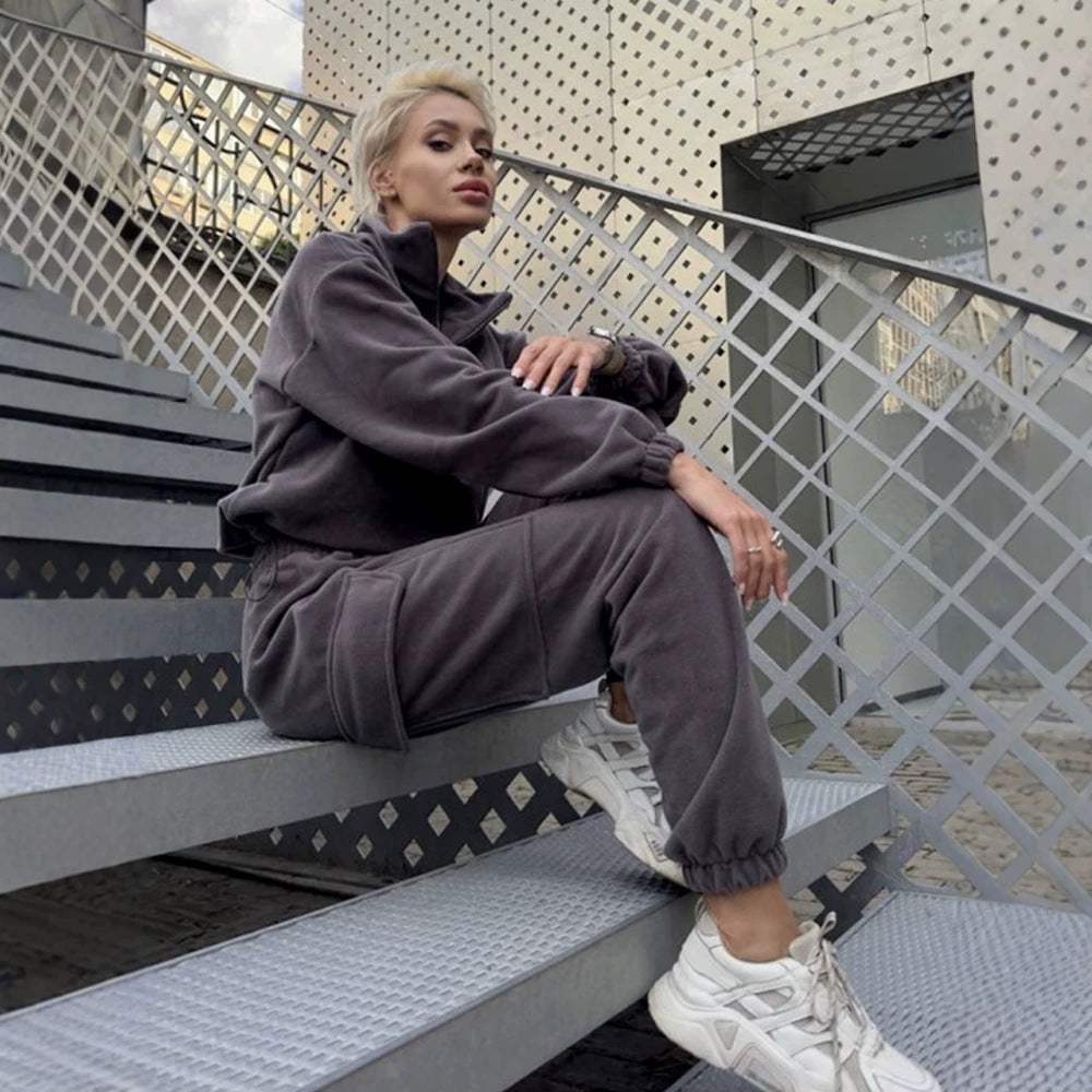 Damen sportlich-elegantes Lounge-Set aus schwerem Baumwollfleece mit Stehkragen, Kängurutasche und Cargo-Beintasche Shop Nory