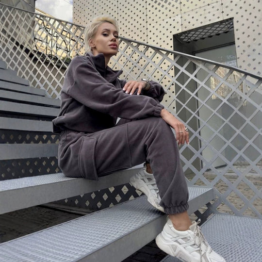 Damen sportlich-elegantes Lounge-Set aus schwerem Baumwollfleece mit Stehkragen, Kängurutasche und Cargo-Beintasche Shop Nory