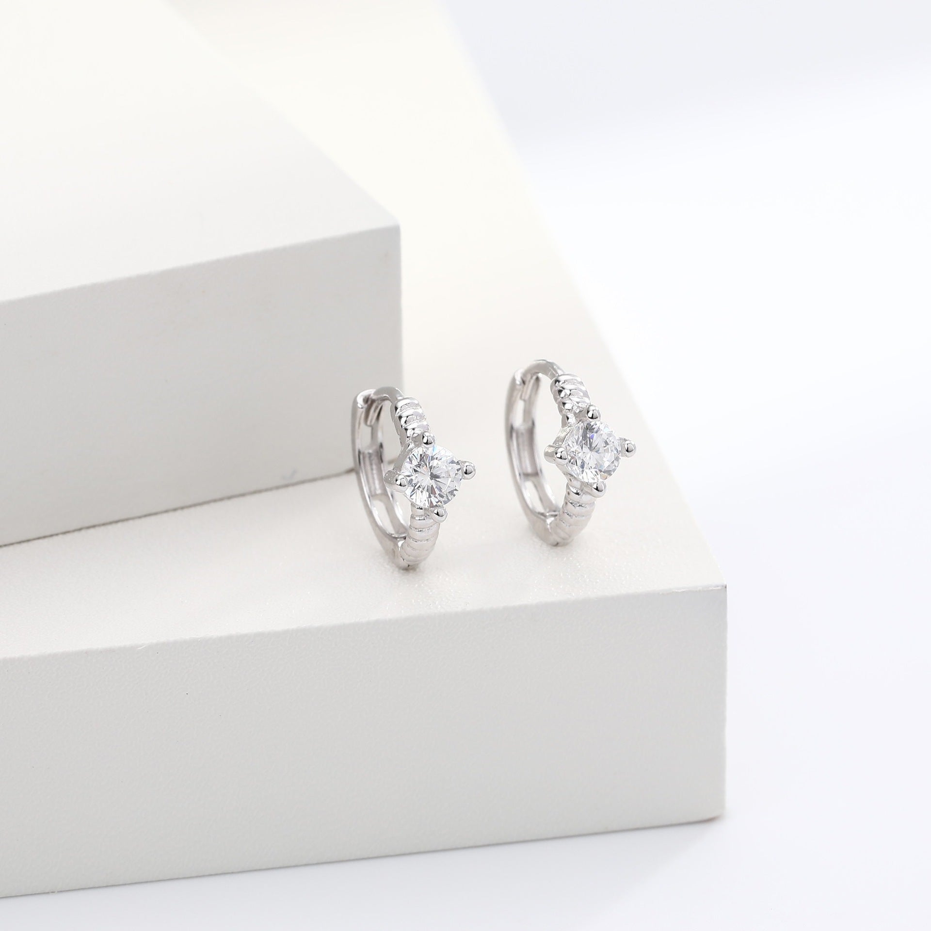 Damen Ohrhänger mit hochwertigem Zirkon und goldfarbener Fassung Shop Nory