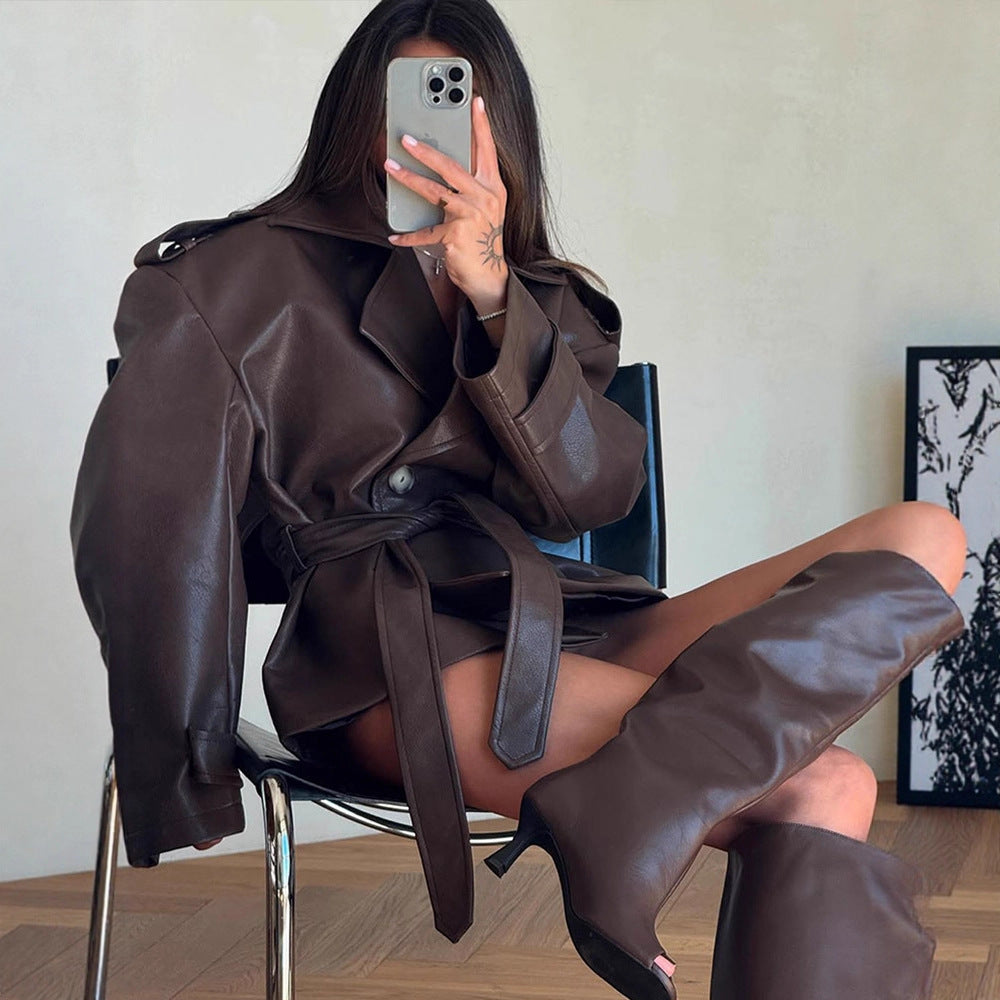 Damen Kurzjacke aus Lederimitat mit Taillengürtel und Oversize‑Schulterpartie Shop Nory