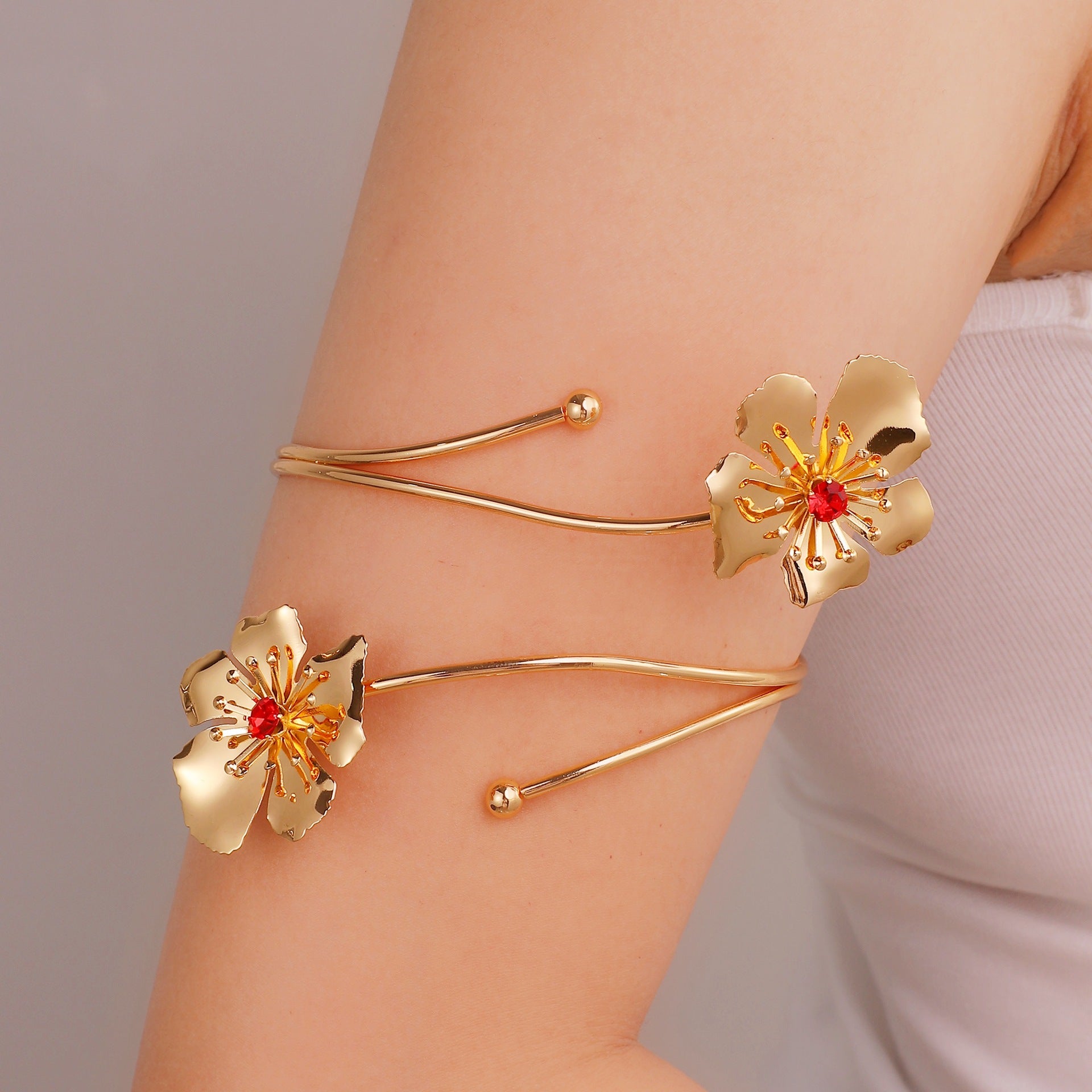 Damen Offener Armreif mit floralen Akzenten Shop Nory
