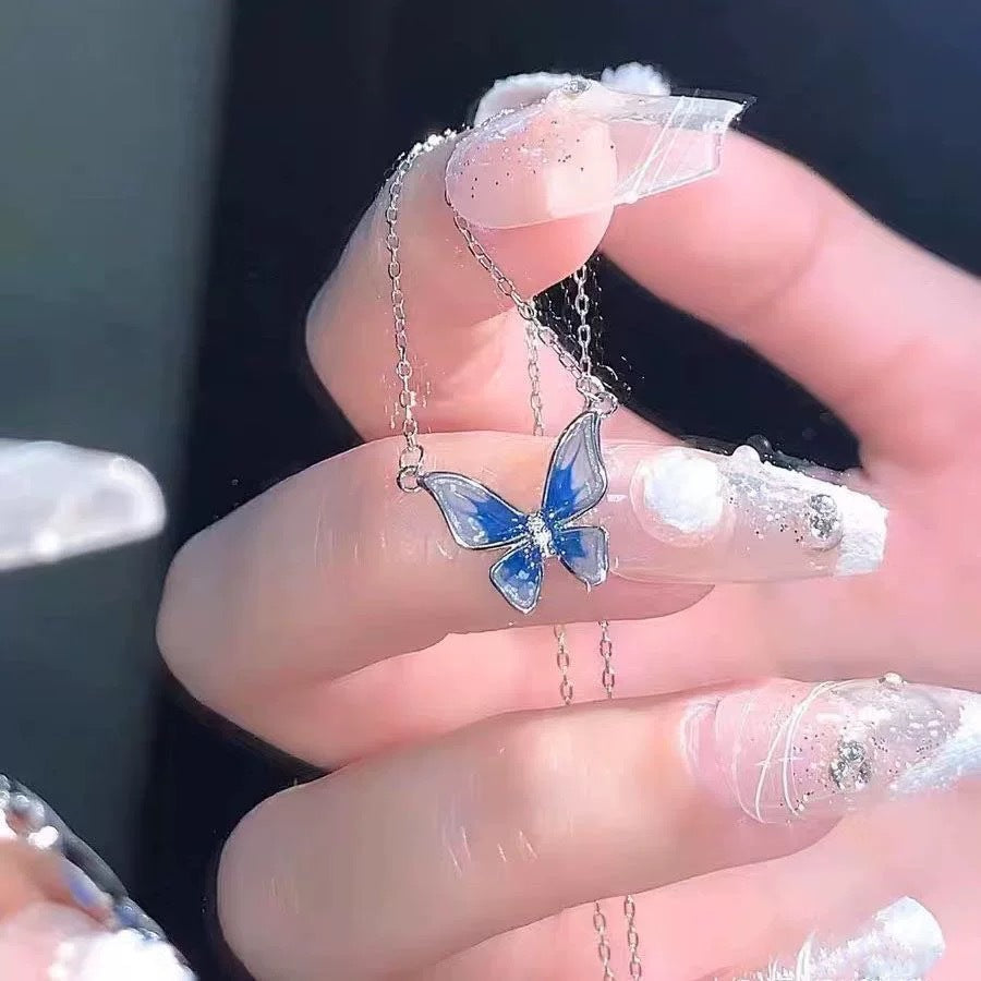 Damen Halskette mit filigranem Schmetterlingsanhänger und funkelnden Akzenten Shop Nory